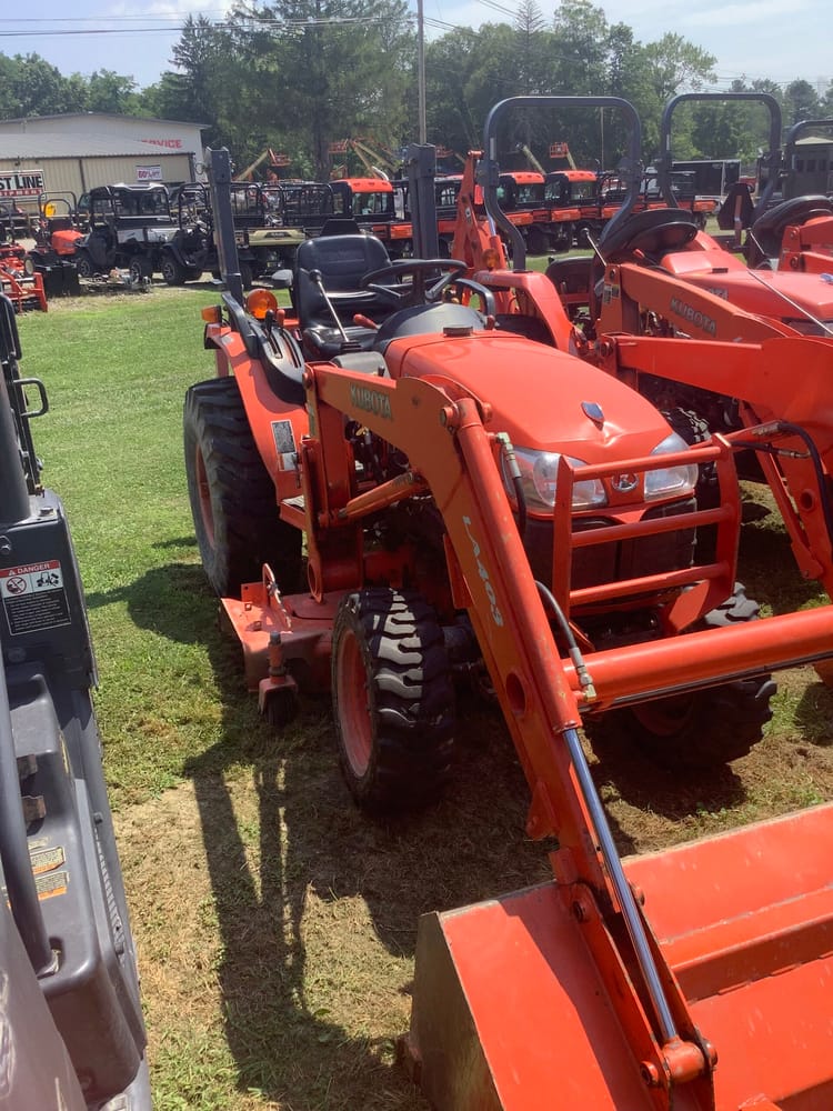 Used Kubota B3030 w/ Loader & Mid-mount mower