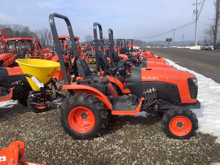 Kubota B2401DT w Tar River SSC-100 Spreader