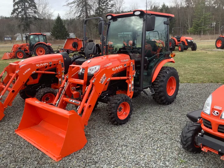 Kubota LX2620HSDC w/ LA535 FEL