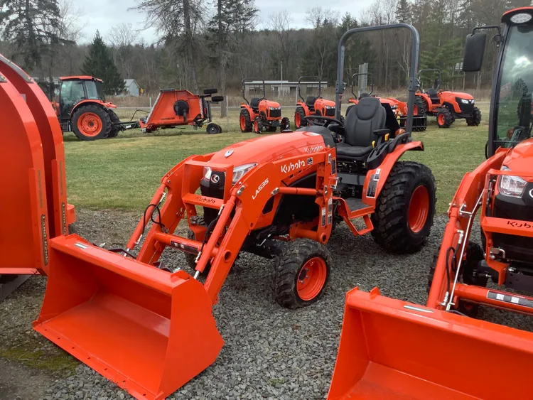 Kubota LX2620HSD w/ LA535 FEL