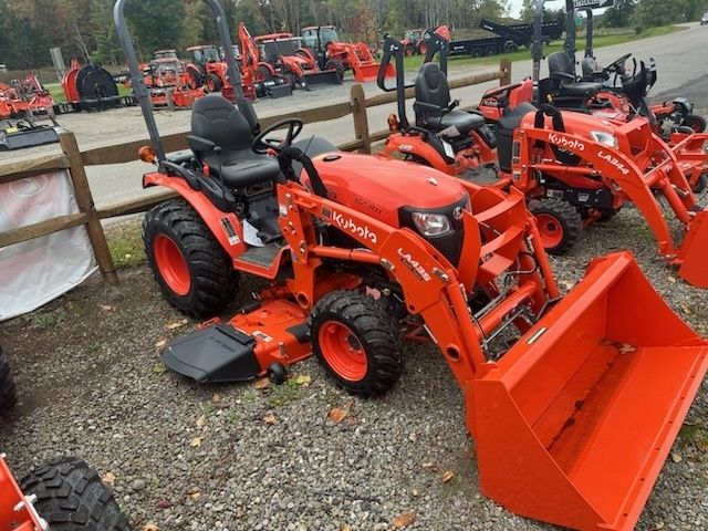 KUBOTA B2301HSD-1 WITH LOADER AND DECK